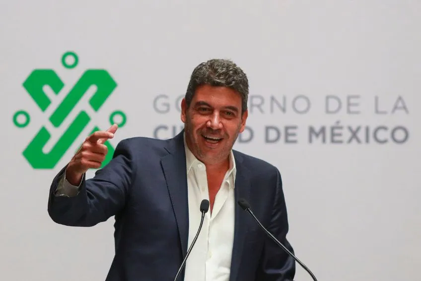 IMAGO7 Arturo Elías Ayub durante una conferencia de prensa