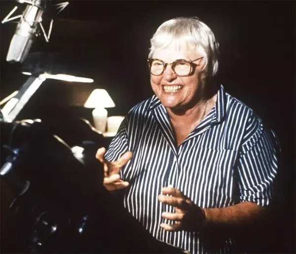 Pat Carroll haciendo doblaje