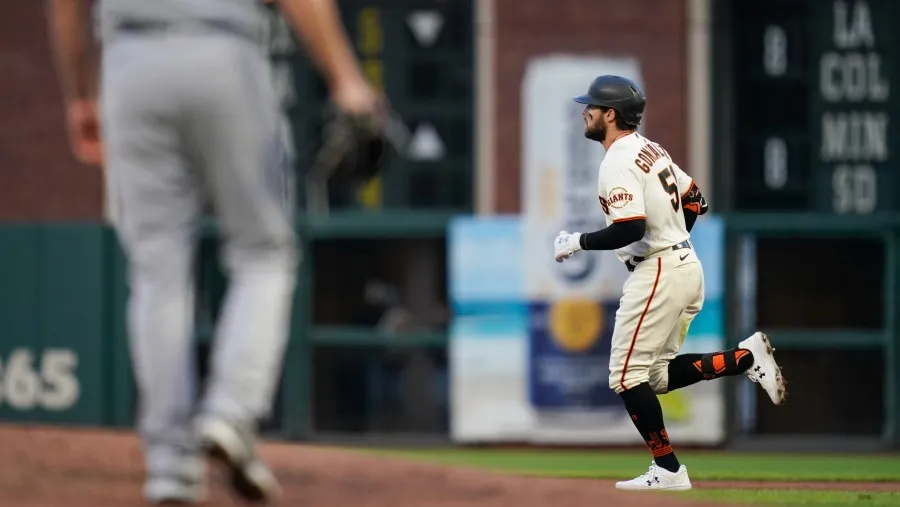 González recorre las bases