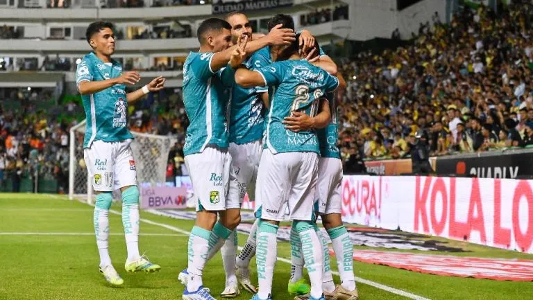 La escuadra Esmeralda en festejo de gol