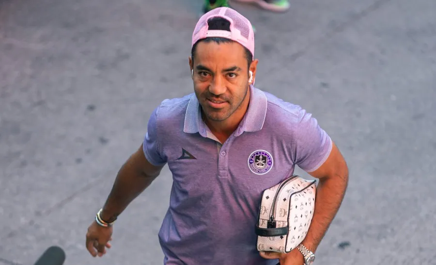 Fabián de la Mora llegando a juego de los Cañoneros