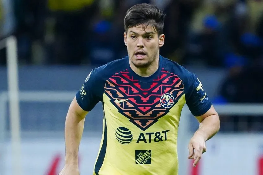 Jorge Meré durante un partido del América