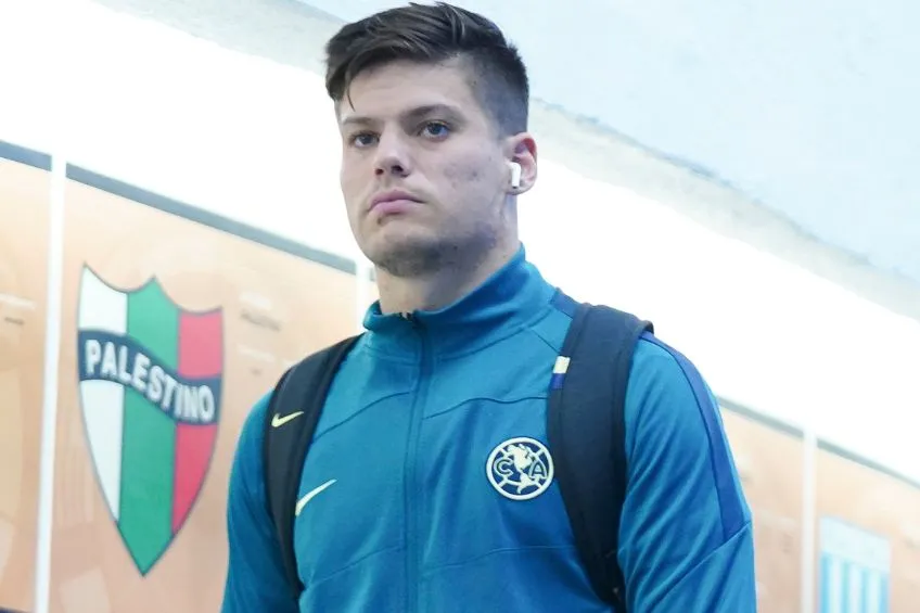 Jorge Meré previo a un partido del América