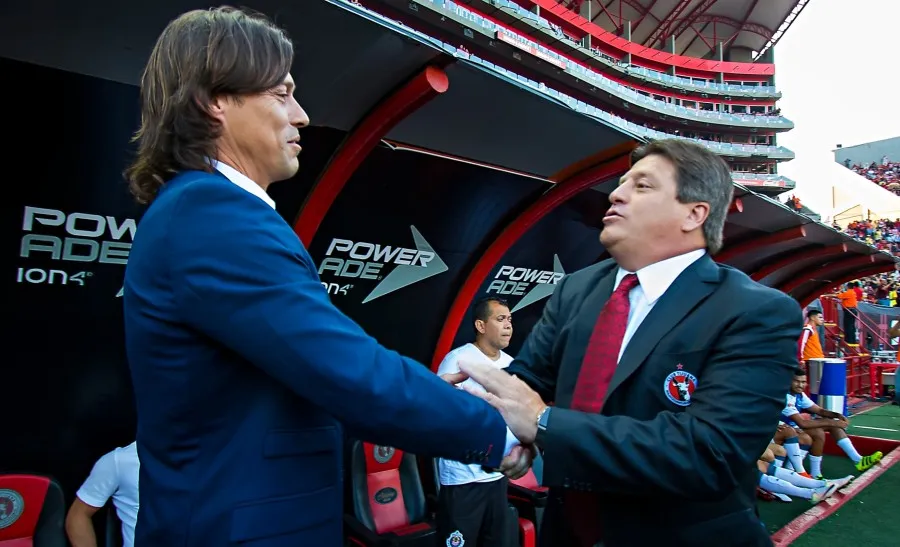 Almeyda y Herrera se saludan previo a juego de Liga MX