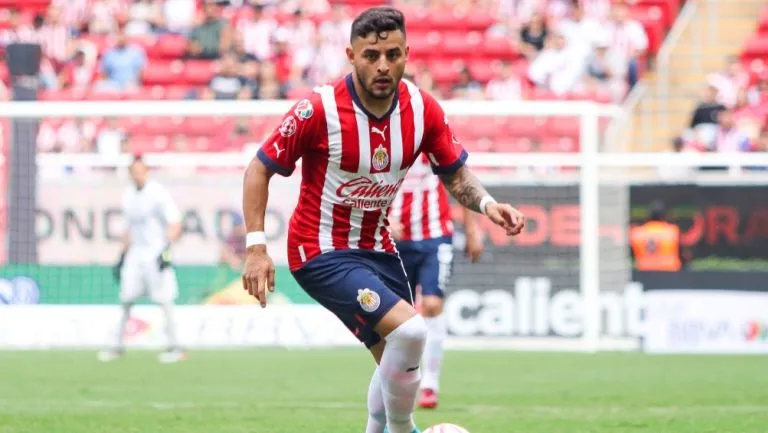 Alexis Vega en juego con Chivas