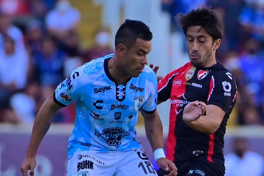 IMAGO7 Javier Abella y Pablo Barrera disputando un balón