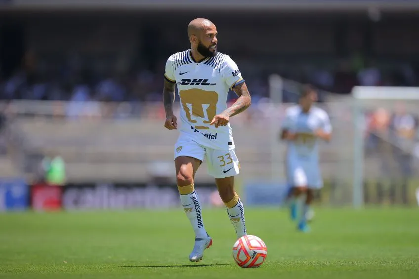 Dani Alves durante un partido de Pumas