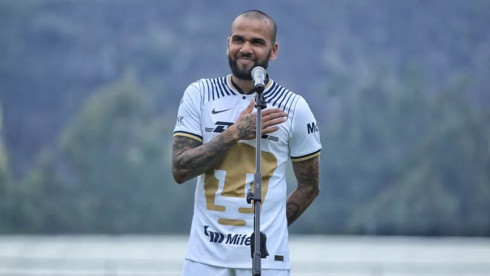 MIGUEL PONTÓN / AGENCIA RÉCORD Dani Alves en su presentación en Cantera