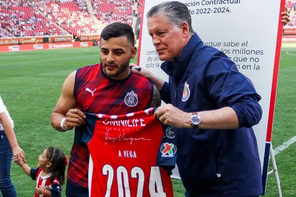 Ricardo Peláez hablando frente a medios