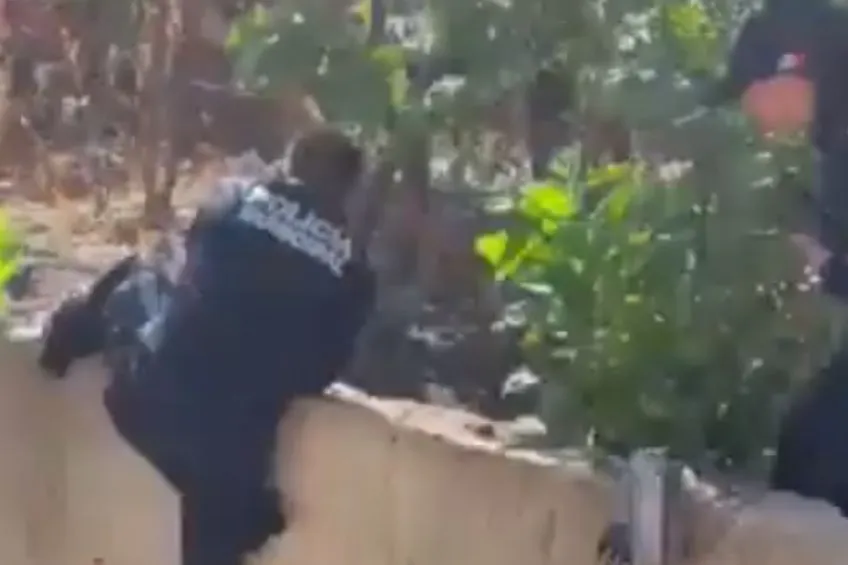 Policía durante el rescate de un perro