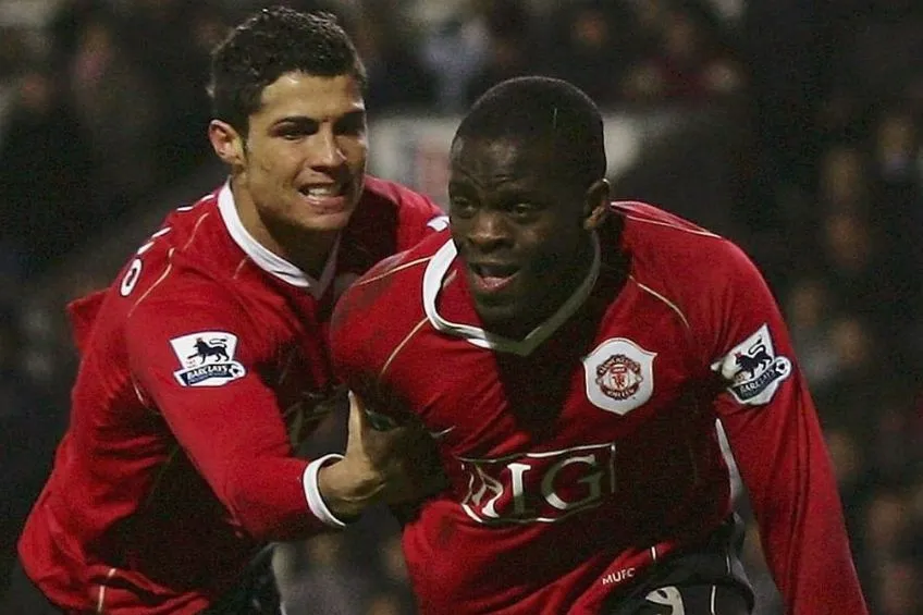 ESPECIAL Louis Saha y Cristiano Ronaldo festejando un gol