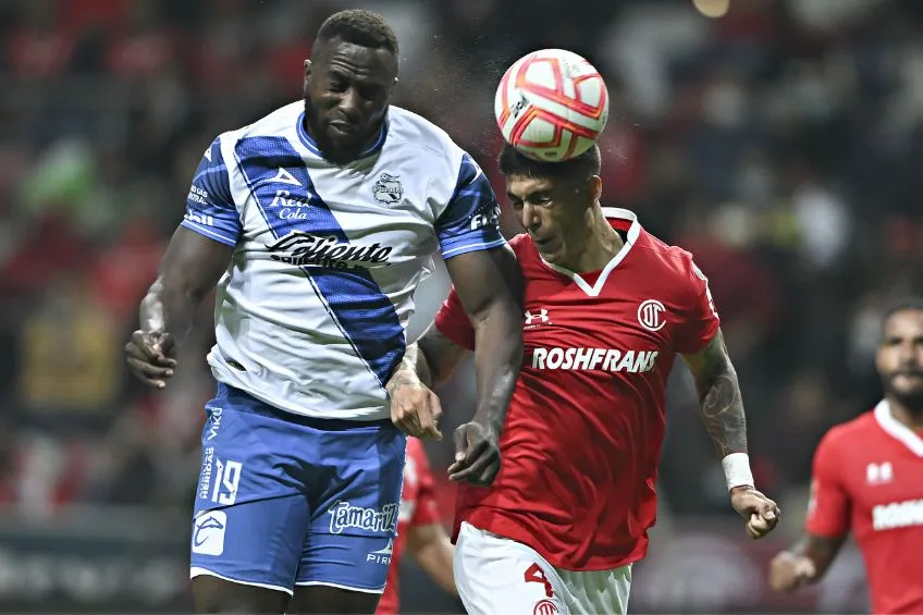 Jozy Altidore y Valber Huerta disputando un balón