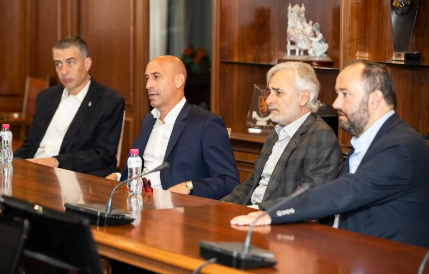 Los dirigentes en la reunión