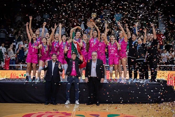 TWITTER @joseamoreno13 Jugadoras del Tri festejan campeonato