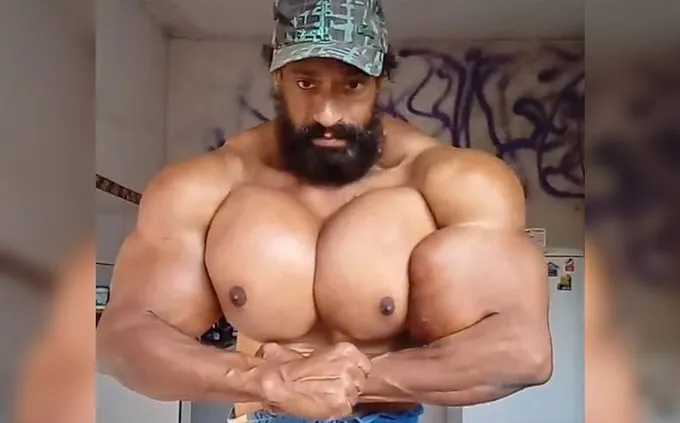 Valdir Segato presumiendo sus bíceps