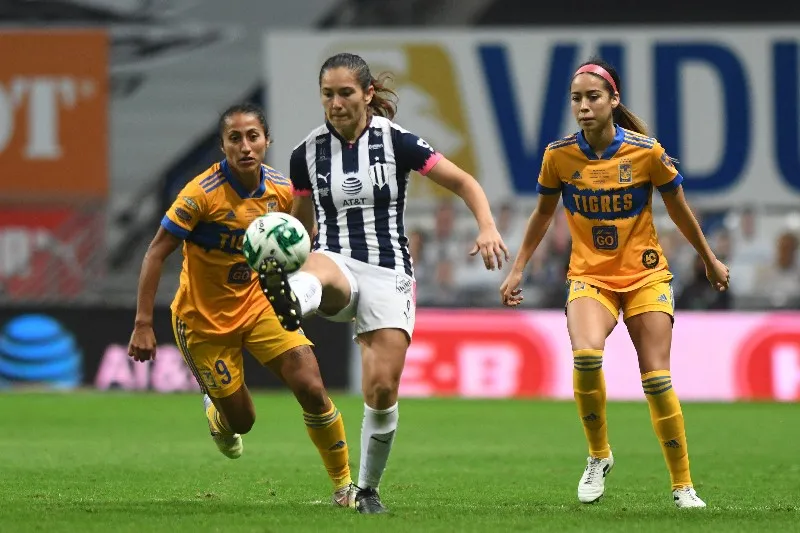 Greta Espinosa en disputa por el balón