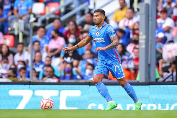 Juan Escobar en acción con Cruz Azul