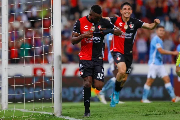 Julian Quiñones festeja diana con Atlas