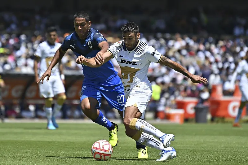 Eduardo Salvio en disputa por el balón