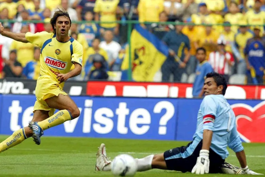 Oswaldo Sánchez y Piojo López durante un Clásico Nacional