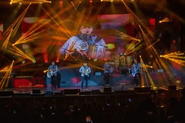 Los Tigres del Norte en el escenario