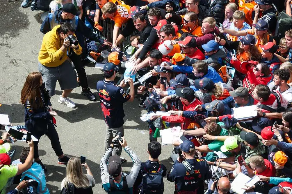Checo Pérez reparte autógrafos en Austria