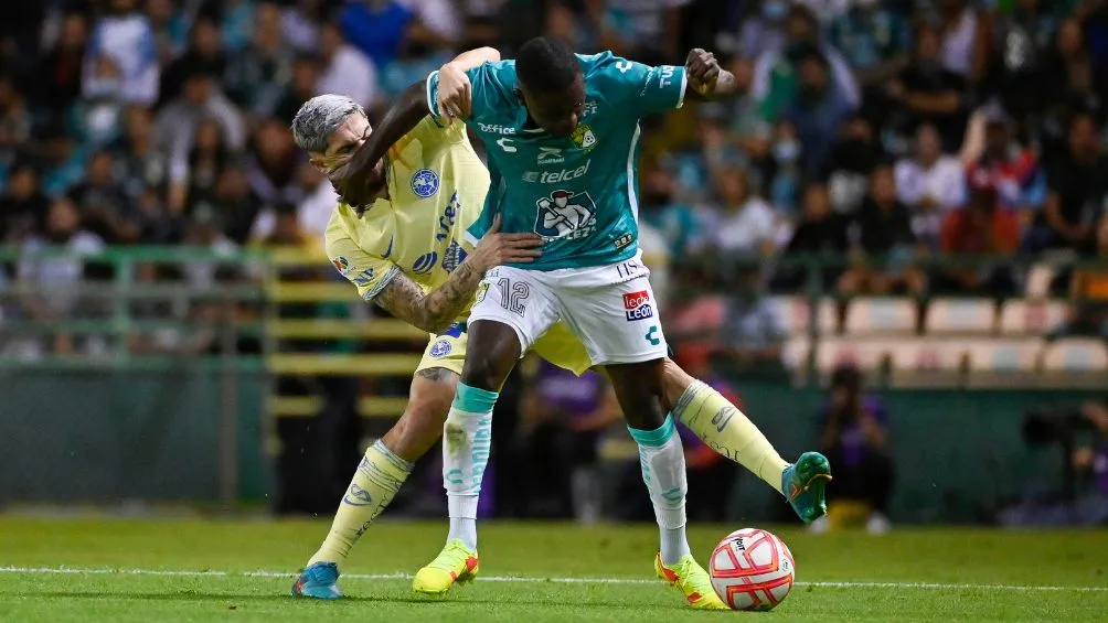 El tico disputando un balón con Diego Valdéz