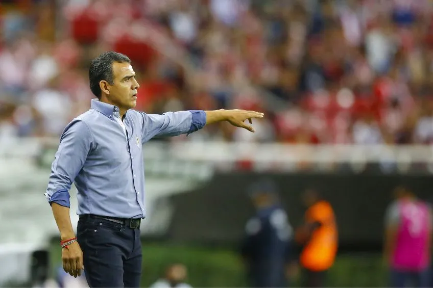 Ricardo Cadena dirigiendo a Chivas