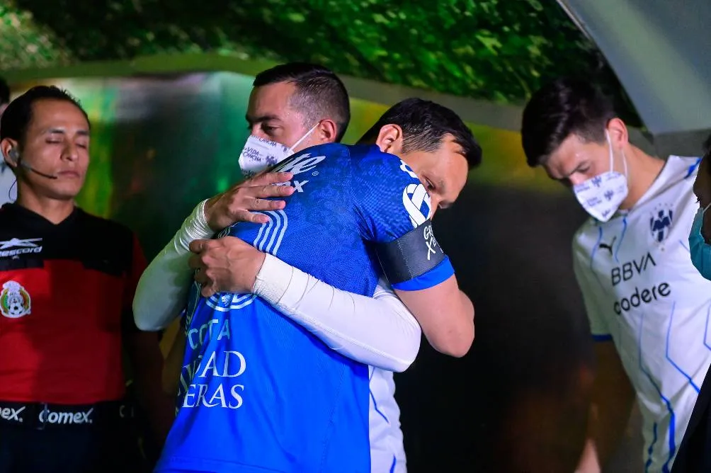 Rogelio Funes Mori abrazando a Rodolfo Cota