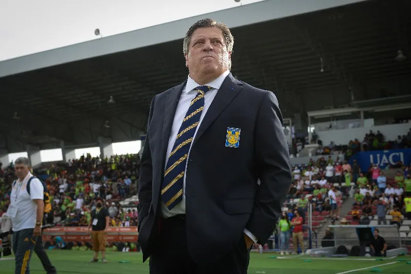 Miguel Herrera viendo a los jugadores de Tigres