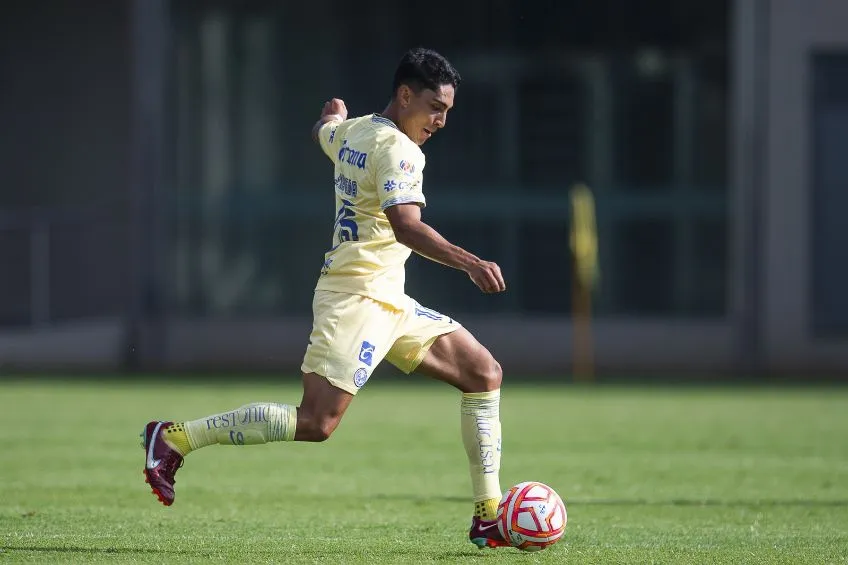 Santiago Naveda durante un partido del América