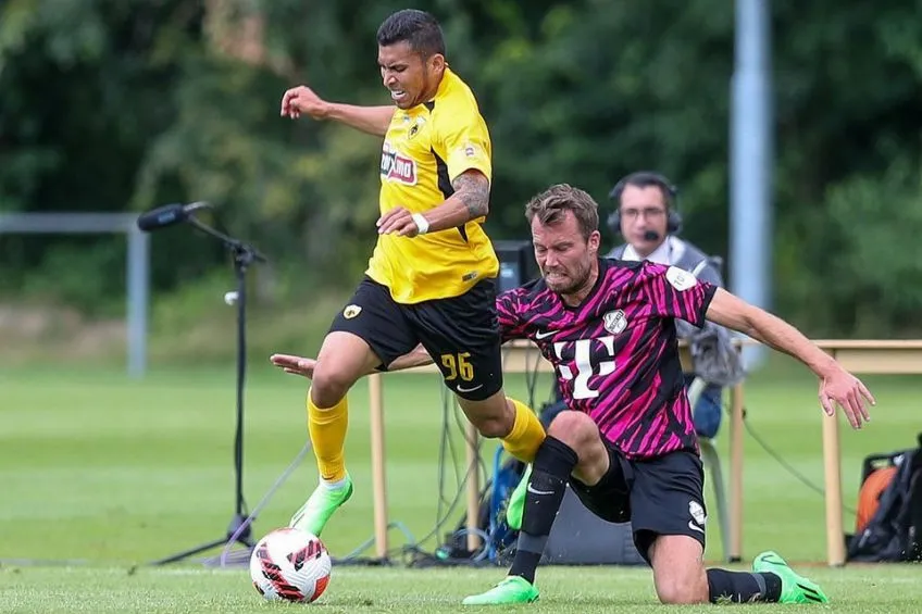 Orbelín Pineda durante un partido del AEK Atenas