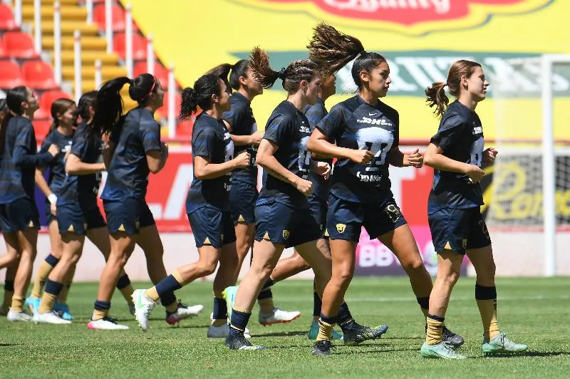 IMAGO7 Jugadoras de Pumas entrenando