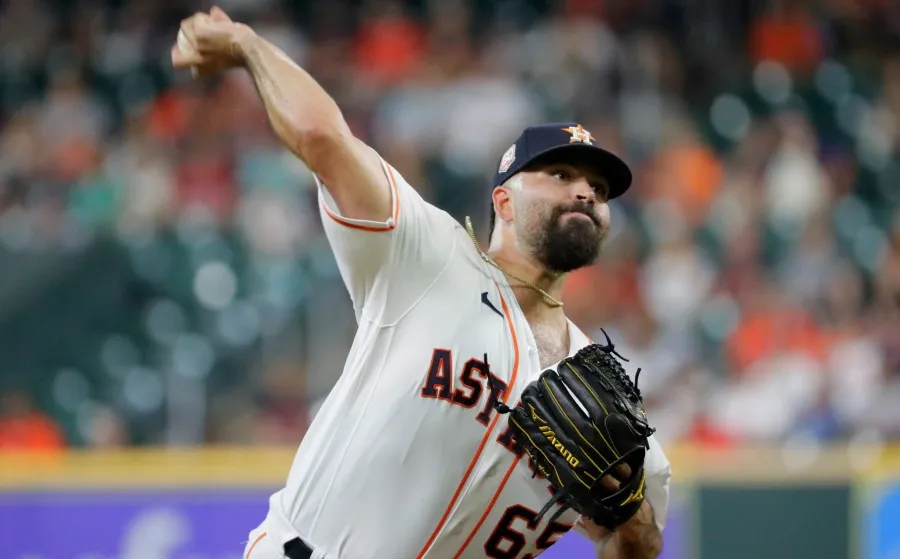 Urquidy lanzando con los Astros