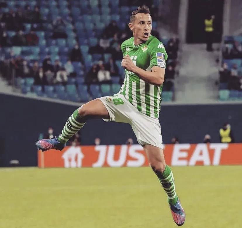 Andrés Guardado en partido con el Betis