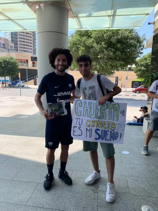 César Huerta junto al aficionado Bruno Cáceres