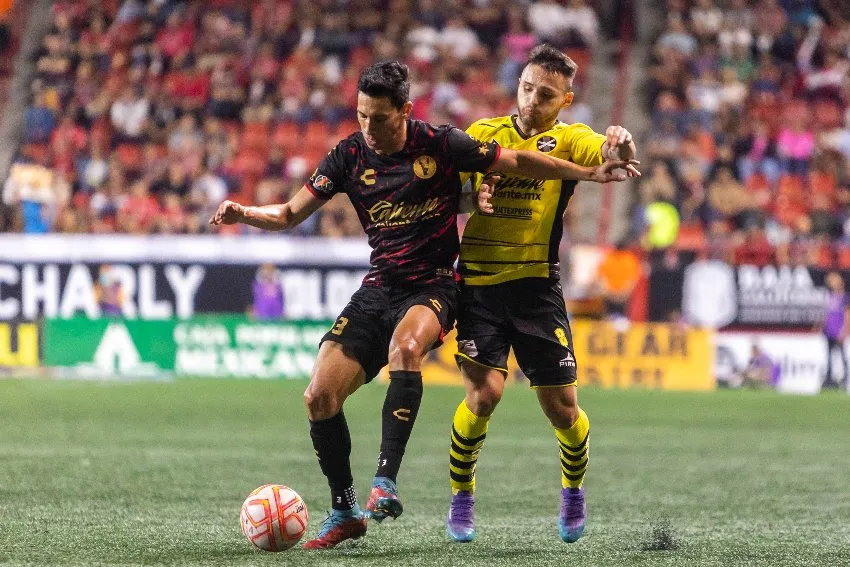 Ismael Govea en un juego de Xolos