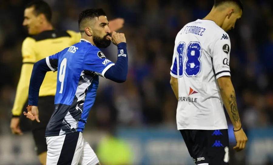 Michael Santos al anotar a Vélez Sarsfield
