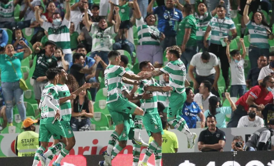 Jugadores de Santos en festejo de gol