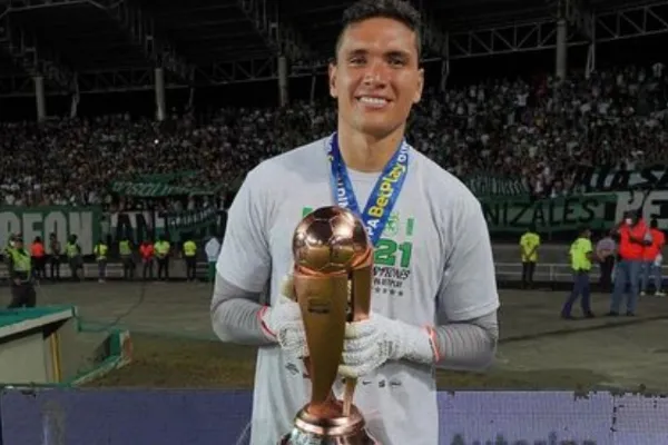 El arquero ya se coronó en su club