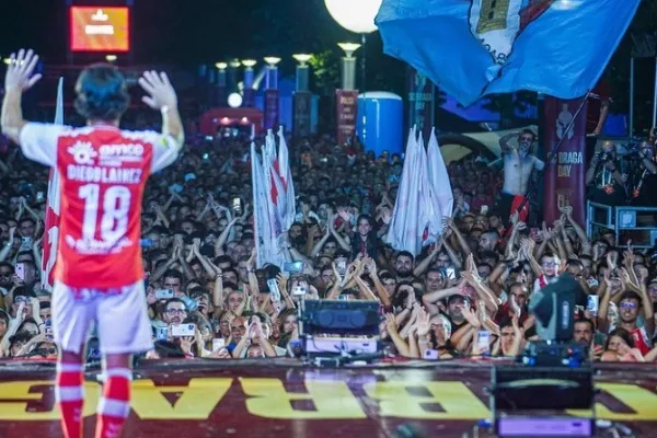 Lainez en su presentación al club