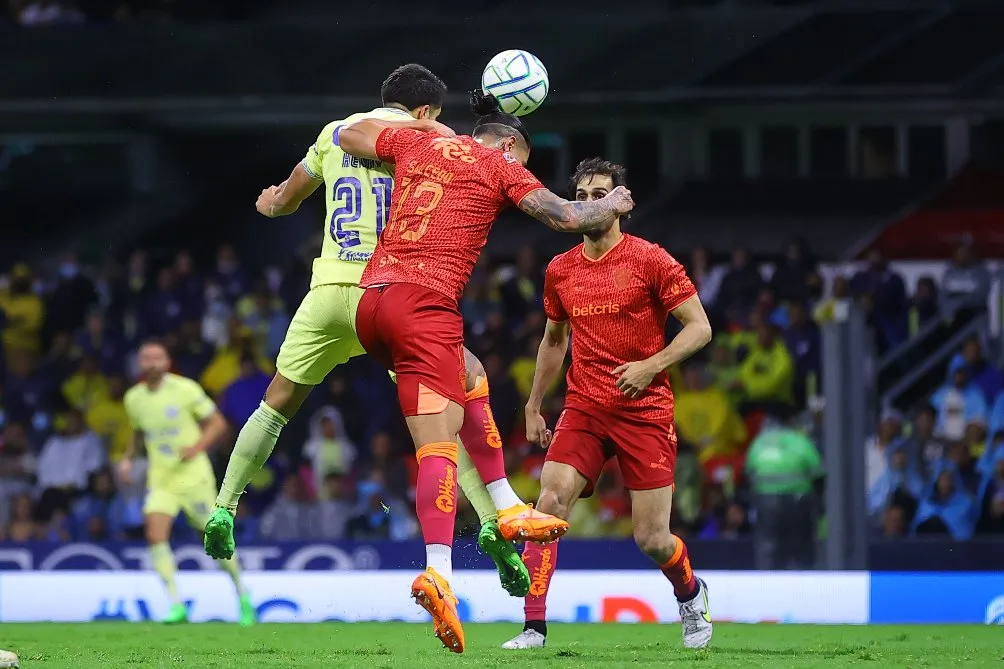 IMAGO7 Henry Martín le ganó en el salto a Salcedo para marcar