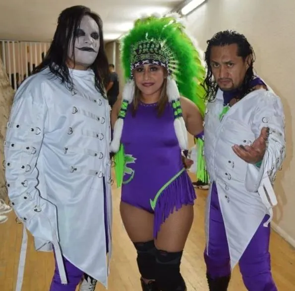 Faby Apache posa para una postal