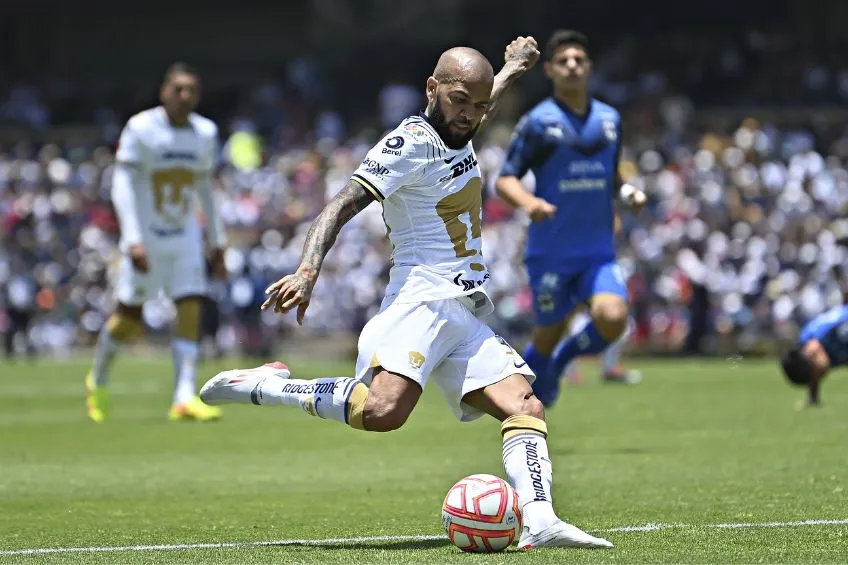 IMAGO7 Dani Alves durante un partido de Pumas