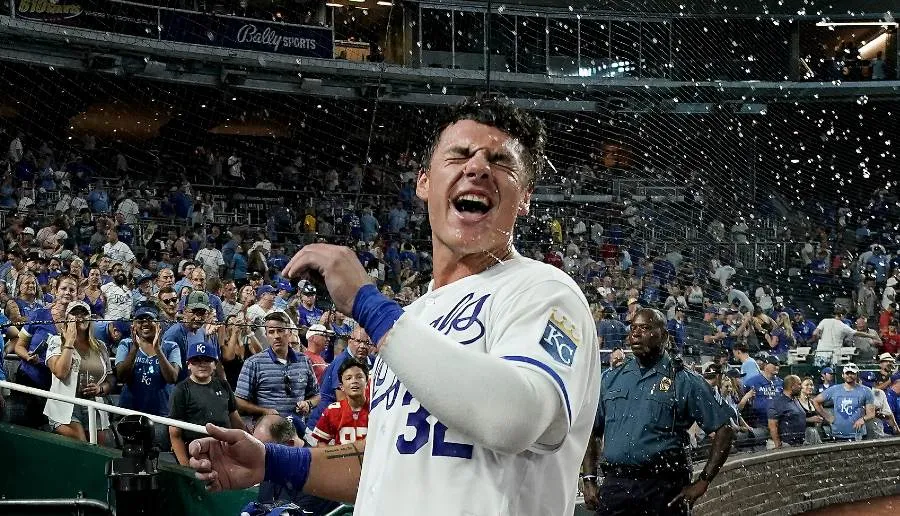 Nick Pratto celebra el hit de la victoria