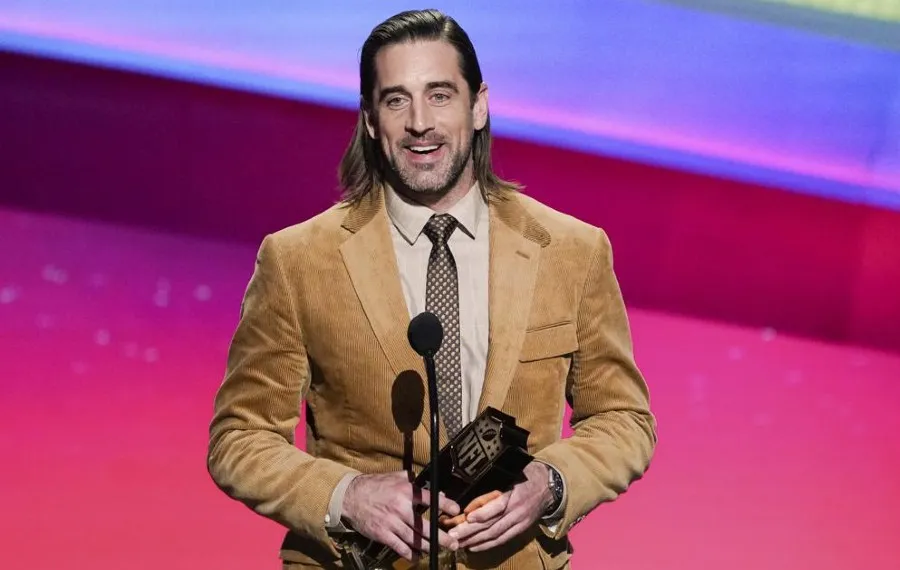 Rodgers recibe premio MVP en 2022