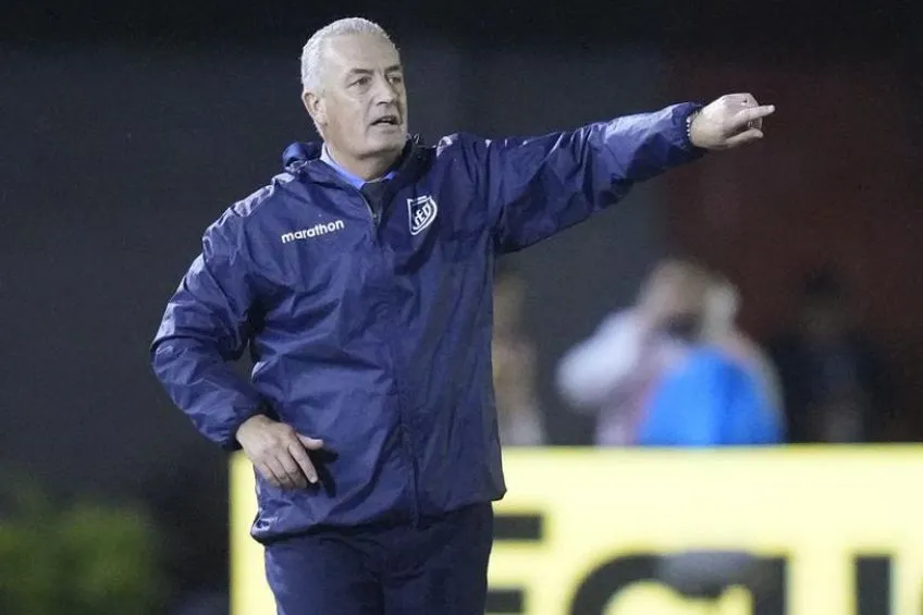 Alfaro, entrenador de Ecuador, durante un partido