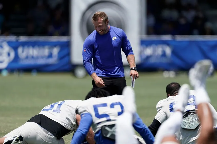 Sean McVay durante una práctica de Los Ángeles Rams