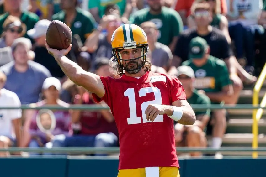 Aaron Rodgers entrenando con los Green Bay Packers