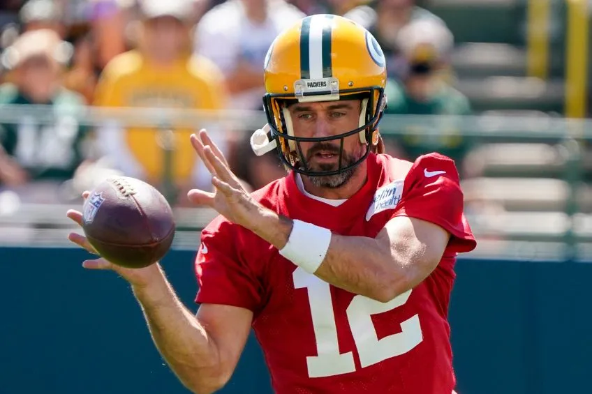 Aaron Rodgers entrenando con los Green Bay Packers